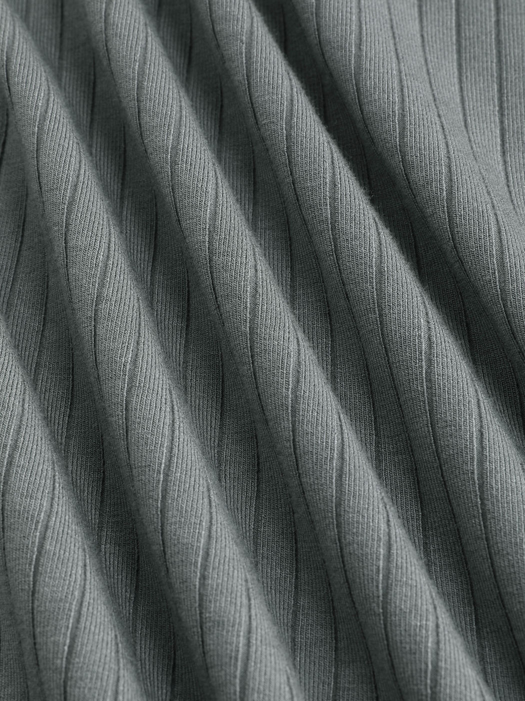 Geteiltes Midikleid mit V-Ausschnitt