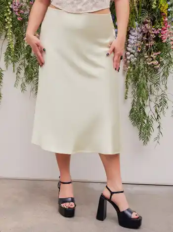 Jupe longue en satin uni avec volants Curve & Plus