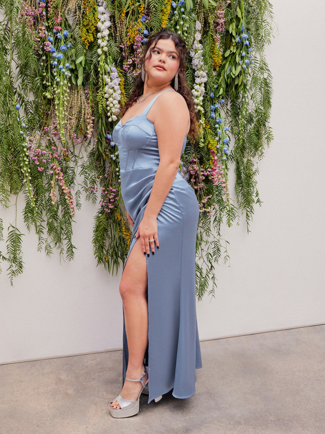 Maxikleid aus Satin mit Rüschen und Schlitz Kurve & Plus