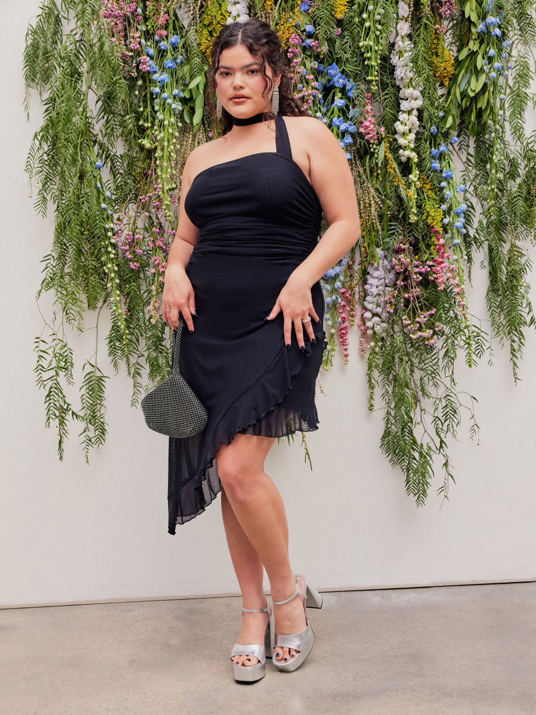 Neckholder-Minikleid mit gerafftem Rüschensaum Kurve & Plus