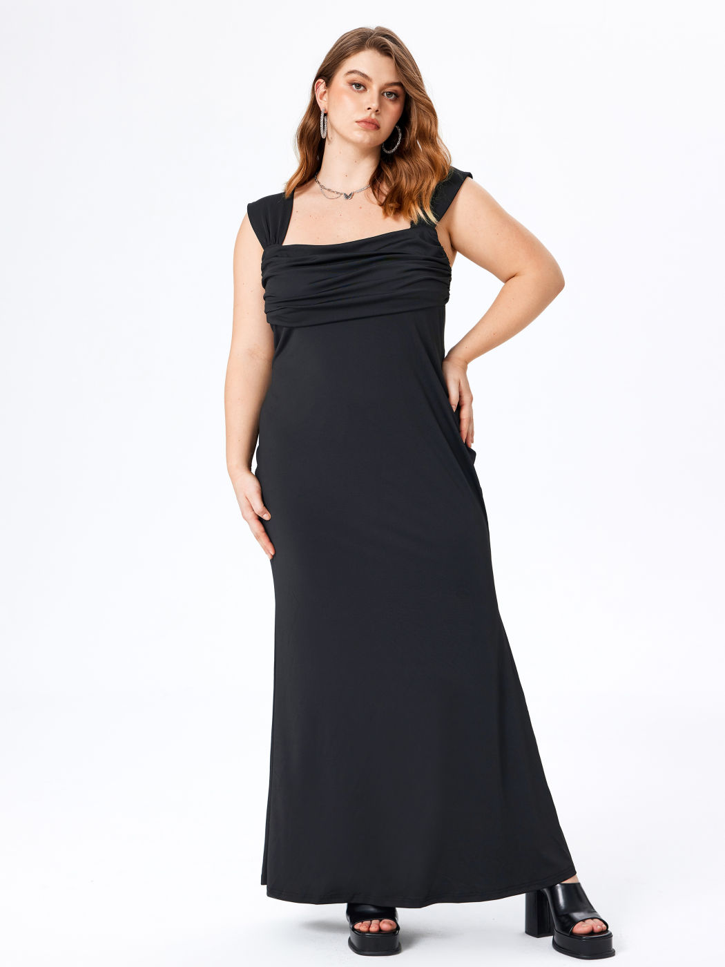 Einfarbiges geriffeltes Maxikleid mit U-Hals und Rüschen Kurve & Plus