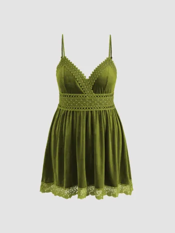 Einfarbiges Minikleid aus Samt mit Spitzenbesatz und V-Ausschnitt Kurve & Plus