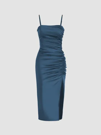 Robe mi-longue en satin uni, camisole ruche et fente
