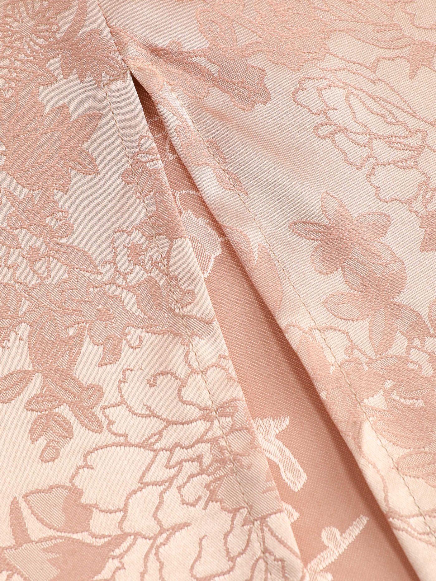 Robe longue satinée à col drapé et fente