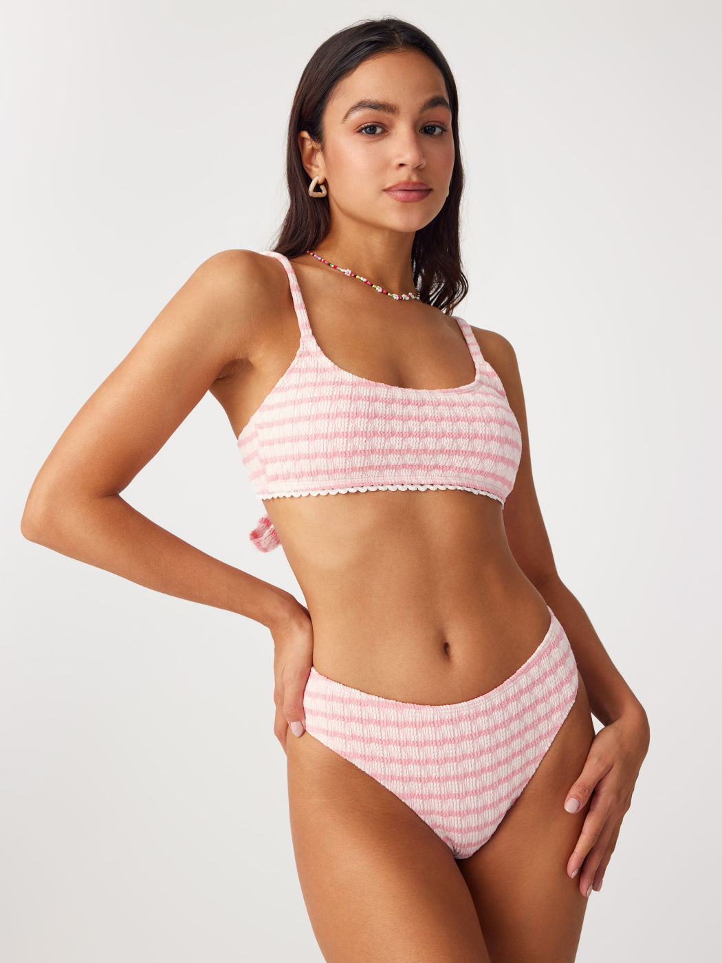 Bikini-Badeanzug mit U-Halsausschnitt und gestreifter Textur