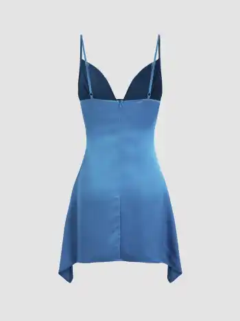 Gerüschtes Minikleid mit V-Ausschnitt und Rüschen