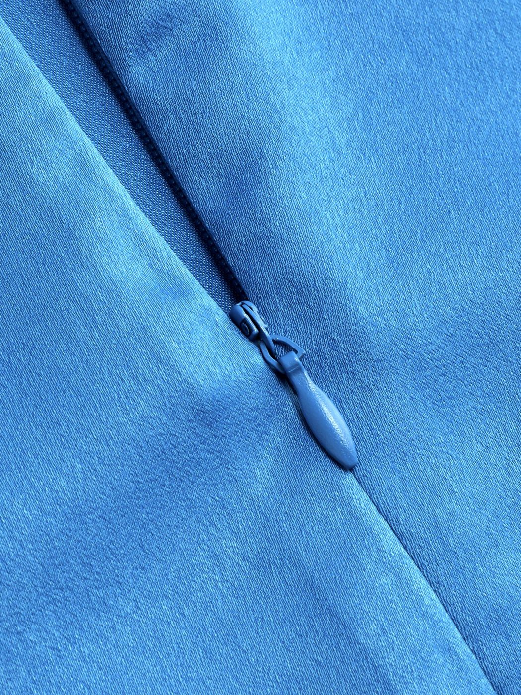 Gerüschtes Minikleid mit V-Ausschnitt und Rüschen