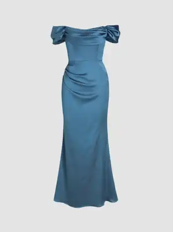 Gerafftes schulterfreies Satin-Maxikleid
