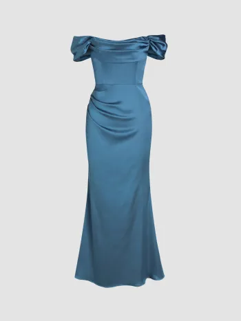 Gerafftes schulterfreies Satin-Maxikleid