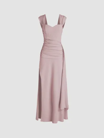 Robe longue en satin à décolleté cœur et fente ruche