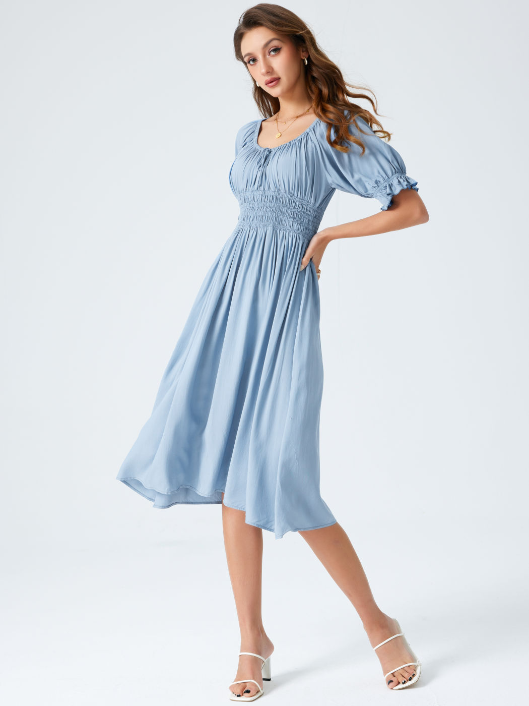 Gerafftes Maxikleid mit Rüschensaum