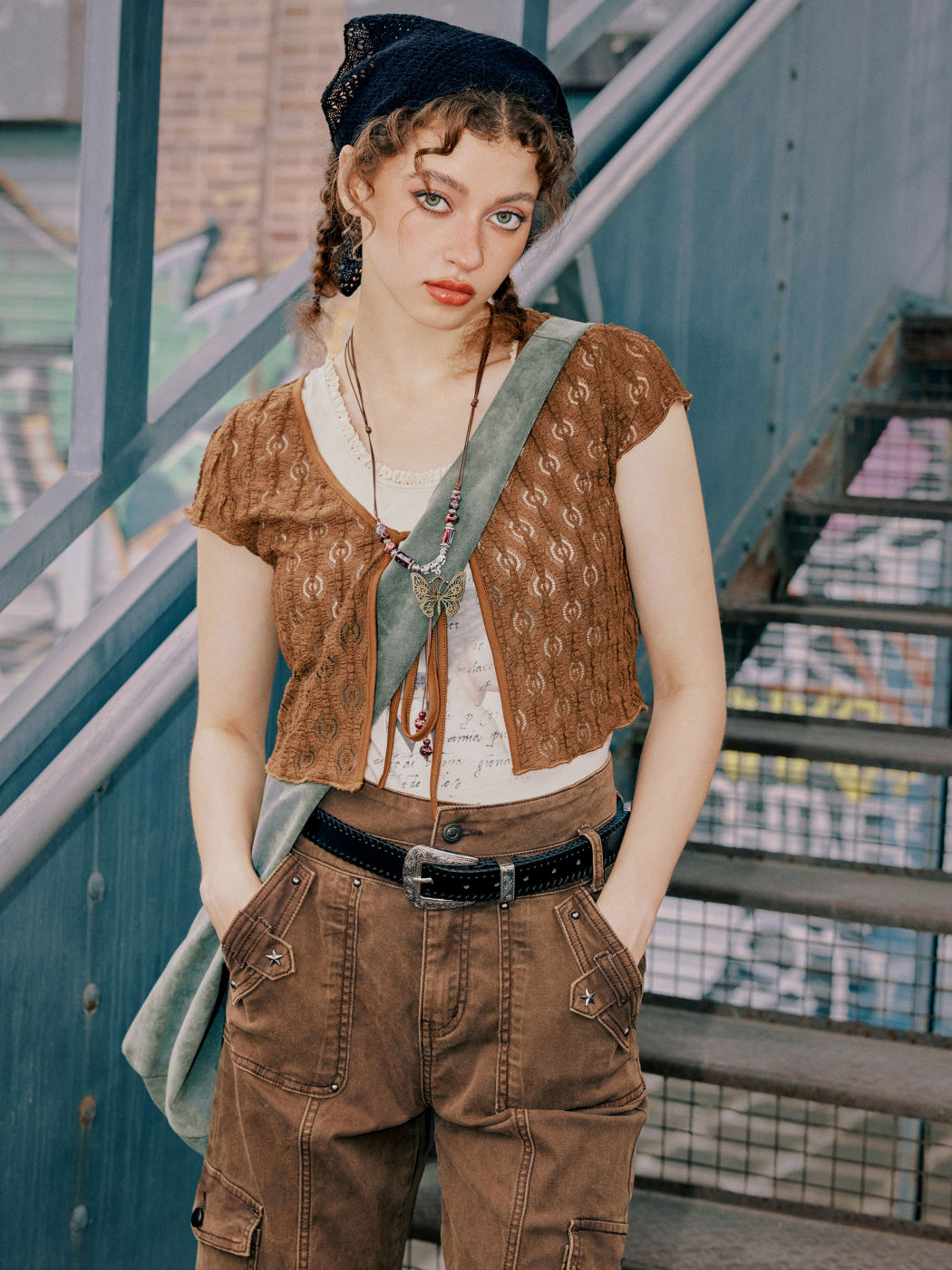 Gestrickte, geknotete Crop-Bluse mit V-Ausschnitt