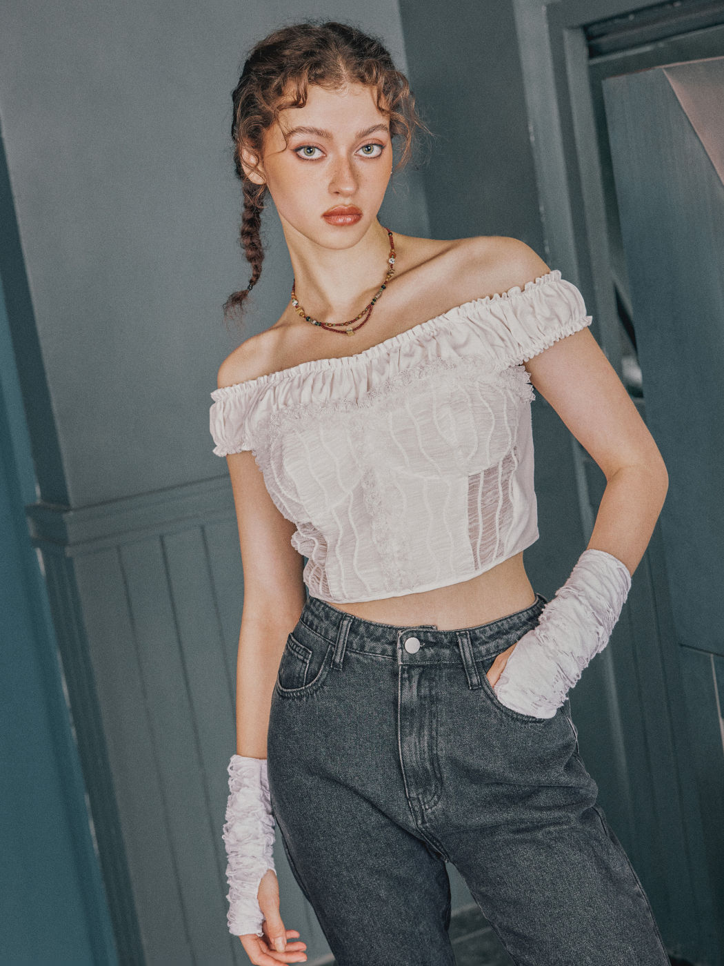 Spitze gerafftes schulterfreies Crop Top