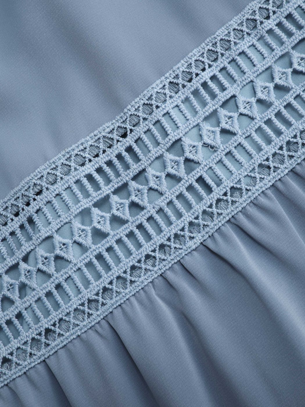 Maxikleid mit V-Ausschnitt und ausgehöhlten Rüschen