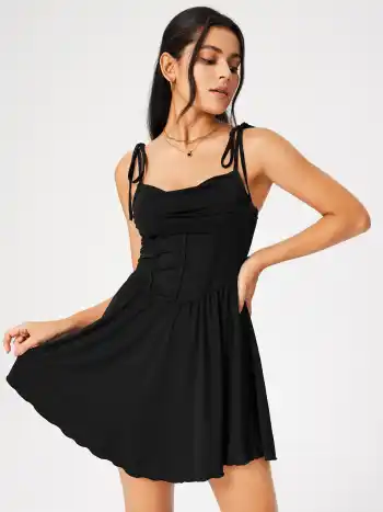 Mini-Kleid mit Kapuzenhals, Korsett und geknoteten Rüschen