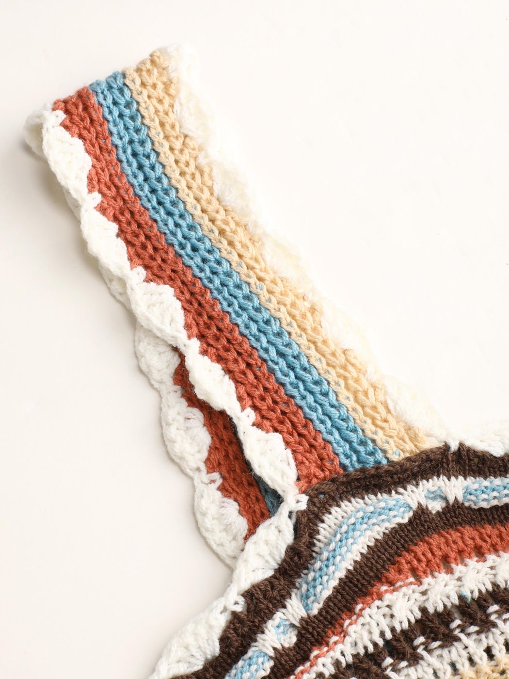 Gestricktes Crop-Top mit geknotetem Salatbesatz und Streifen Kurve & Plus