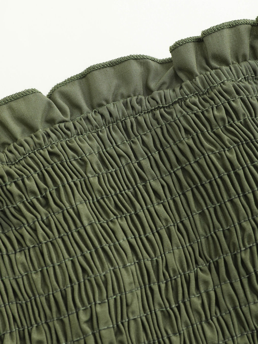 Gerafftes, geknotetes Midikleid mit Rüschen und eckigem Ausschnitt