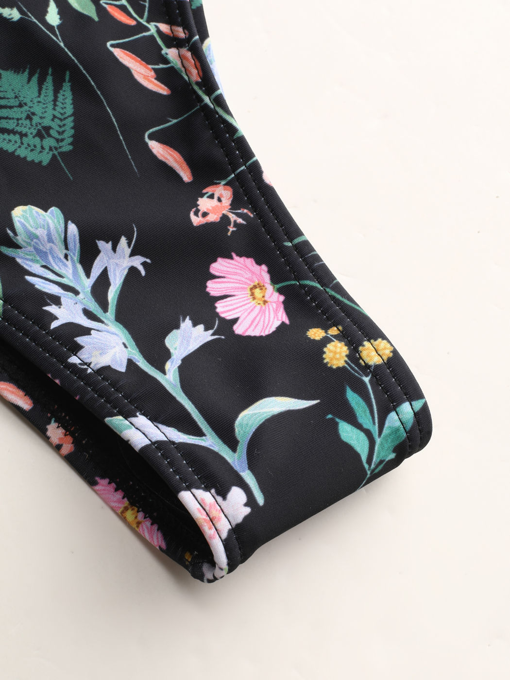 Bikinihose mit Blumenmuster