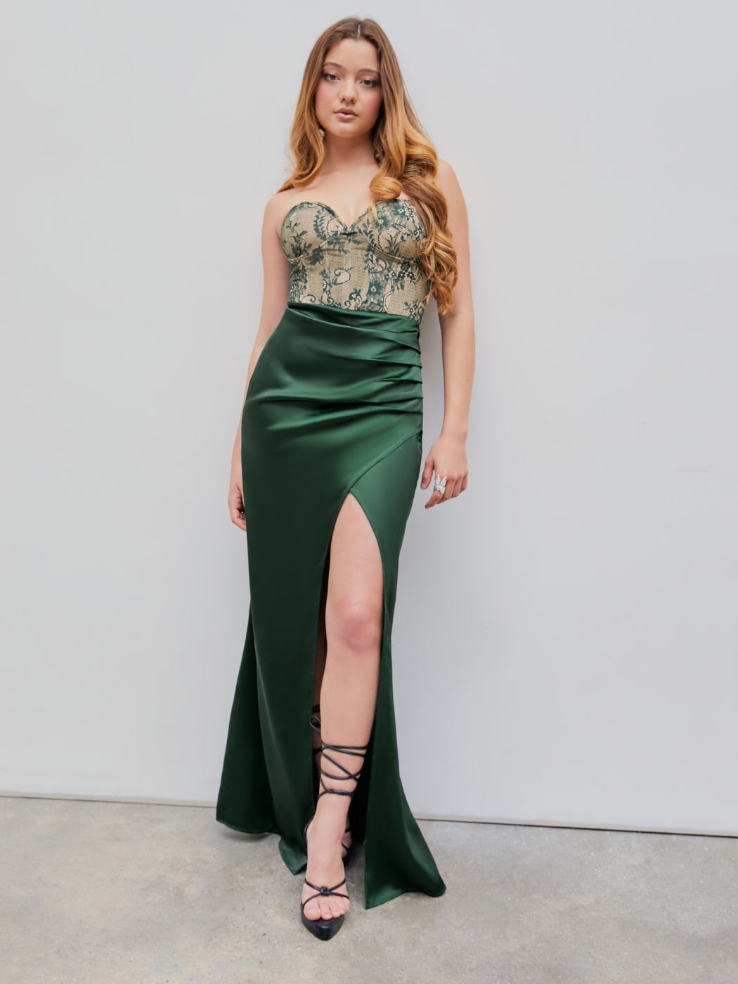 Trägerloses, geteiltes Maxikleid mit Mesh-Blumenmuster