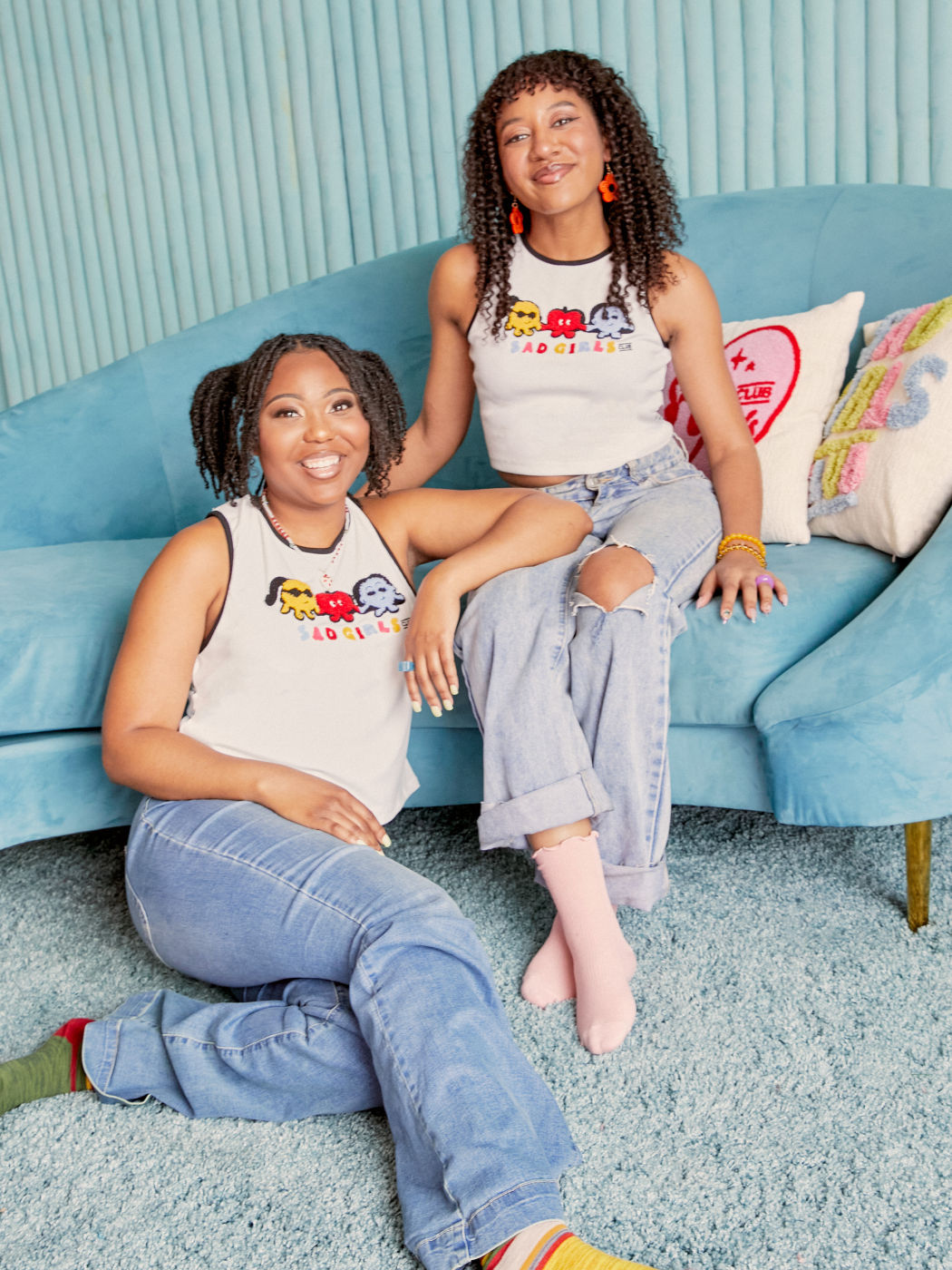 Cider X Sad Girls Club Kurz geschnittenes Tanktop mit mehrfarbigem Logo