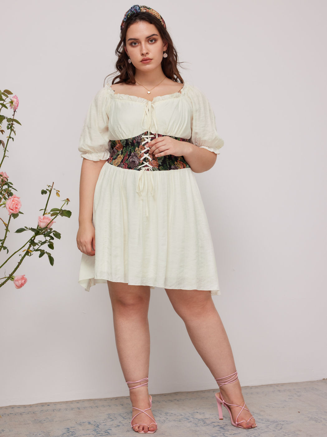 Korsett-Minikleid mit Blumenschnürung und Rüschenbesatz Kurve & Plus