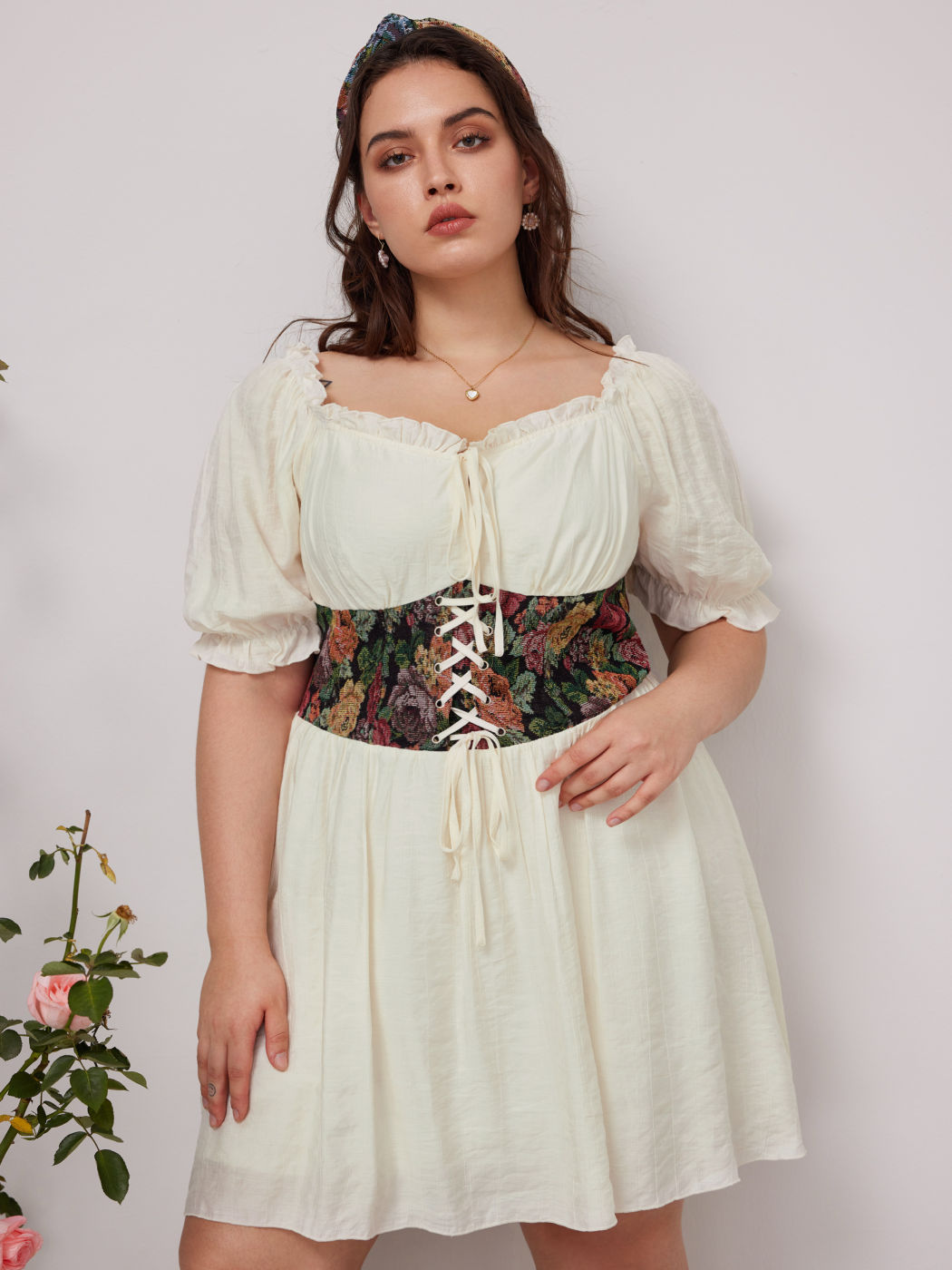Korsett-Minikleid mit Blumenschnürung und Rüschenbesatz Kurve & Plus