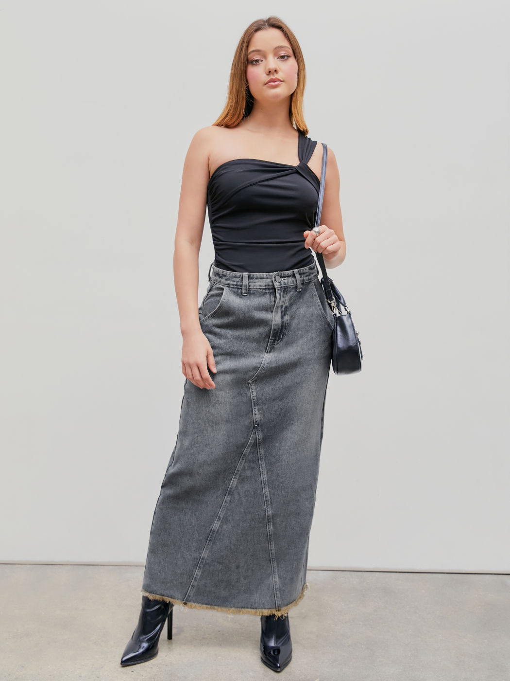 Langer Jeansrock mit ungesäumtem Saumstich und Schlitz