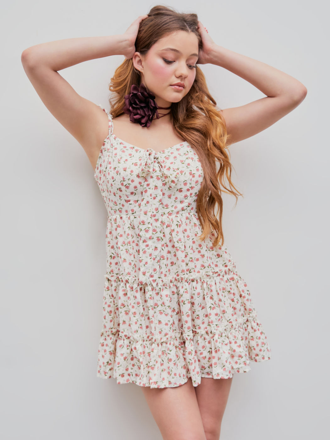 Ditsy Floral Ruffle Saum Cami kurzes Kleid mit gerafftem Rücken