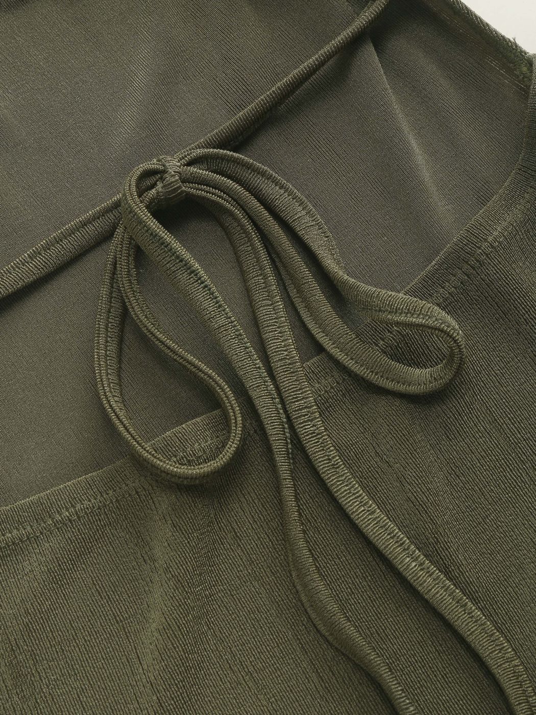 Gerafftes Midikleid mit eckigem Ausschnitt