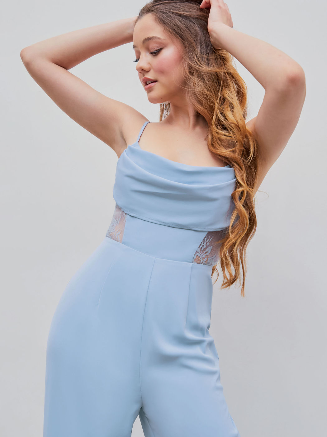 Jumpsuit mit durchsichtigem Wasserfallausschnitt und weitem Bein aus Spitze