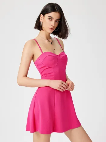 Strick-Minikleid mit V-Ausschnitt und Rüschen