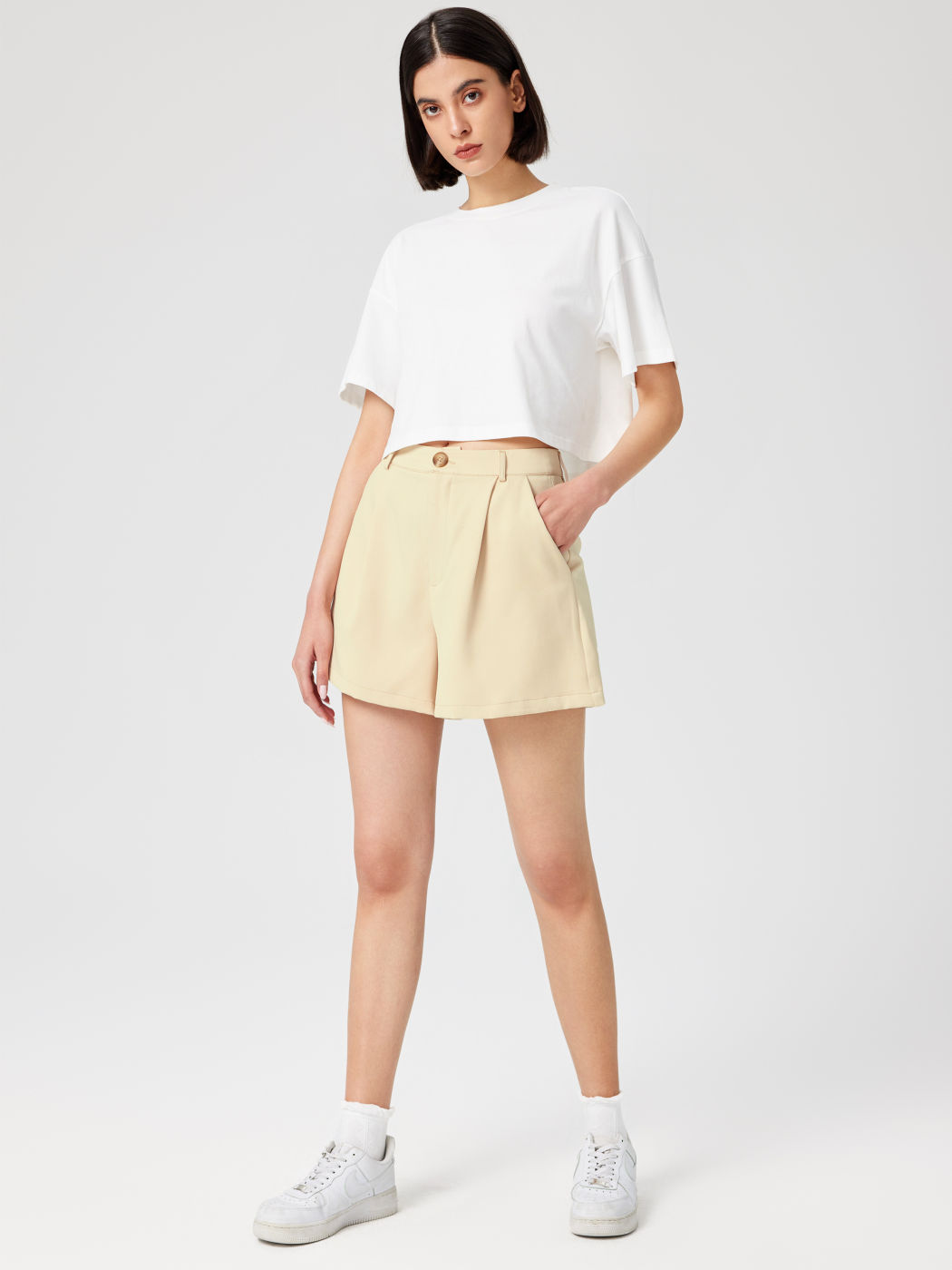 Mittelhohe einfarbige Shorts mit Knöpfen und Taschen