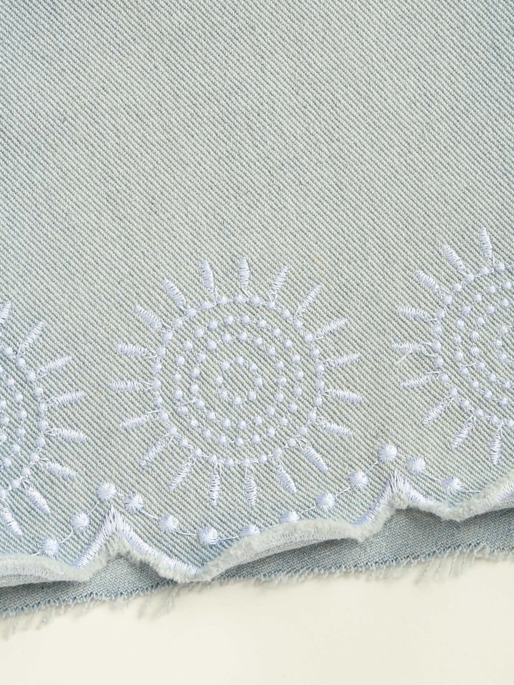 Denim-Shorts mit Blumenstickerei und Fransen