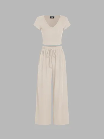 Tee a maniche corte con scollo a V e set di pantaloni a gamba larga annodati