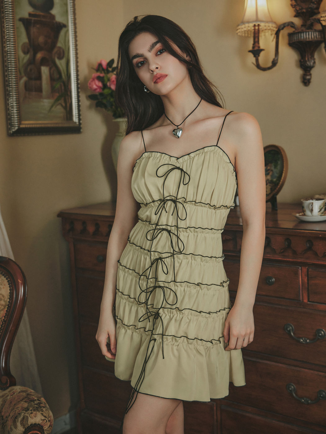 Minikleid mit kontrastierender Borte und Knoten