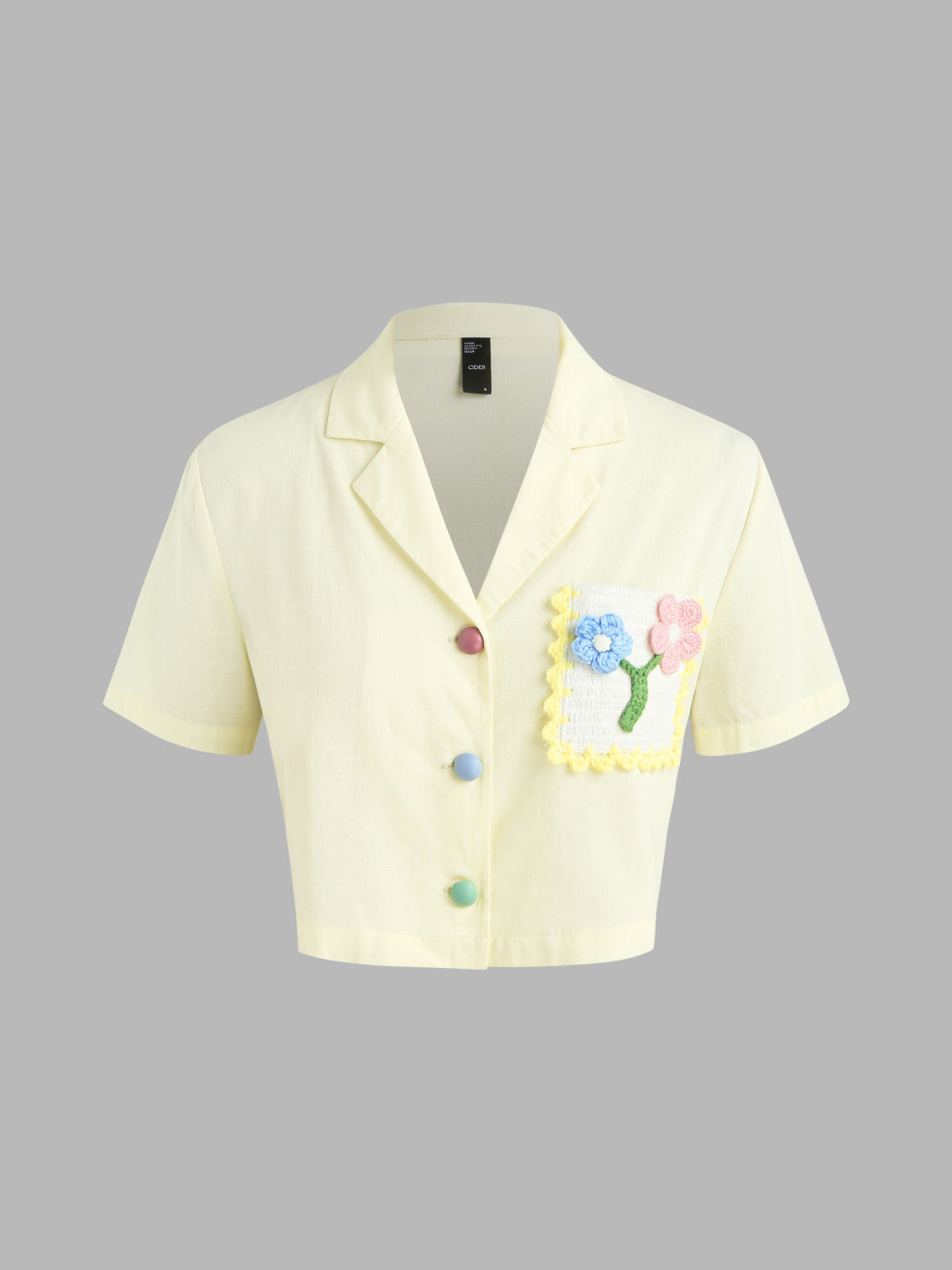 Kurzärmlige Bluse mit Kragen und Blumenknöpfen
