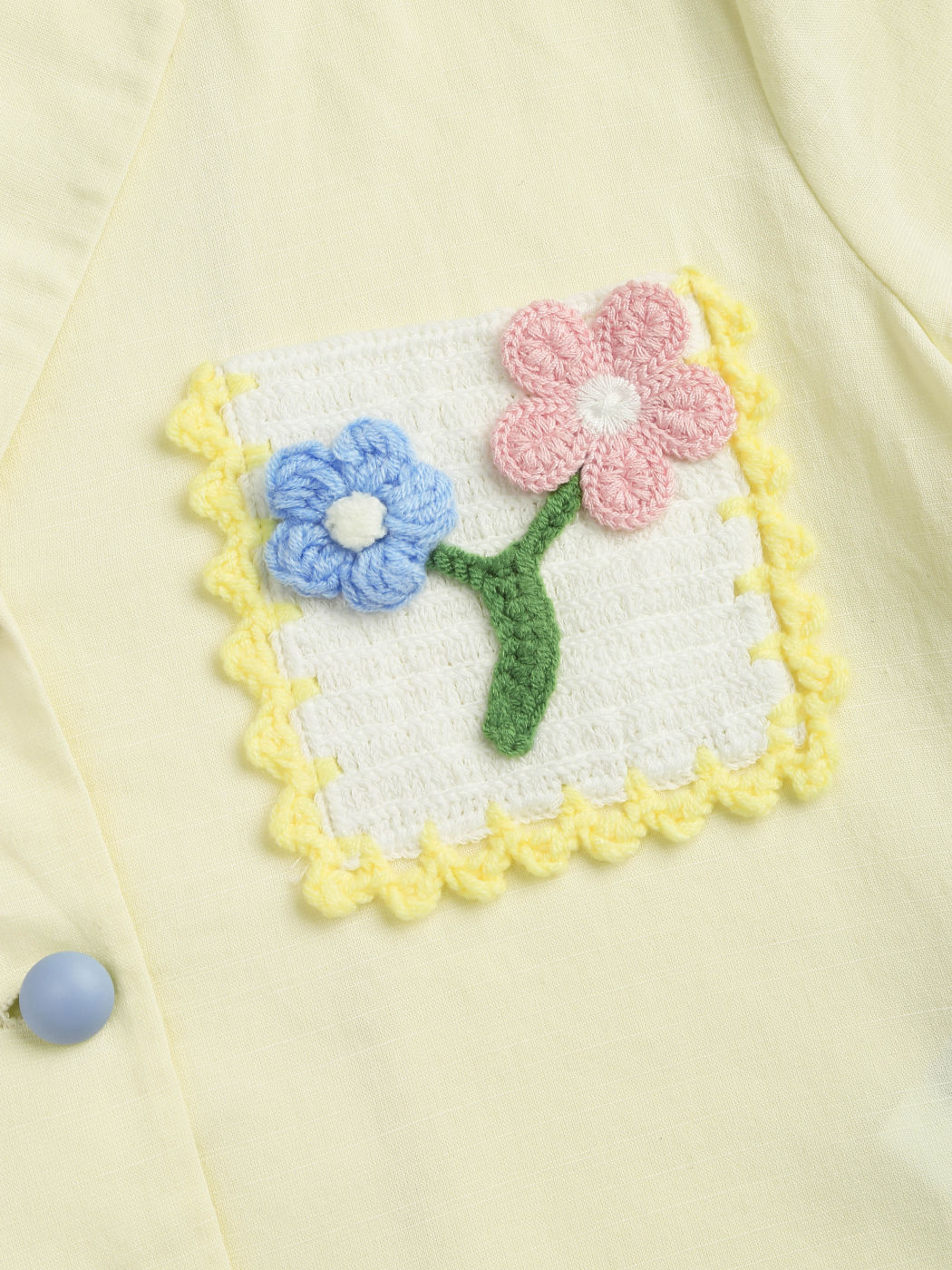 Kurzärmlige Bluse mit Kragen und Blumenknöpfen