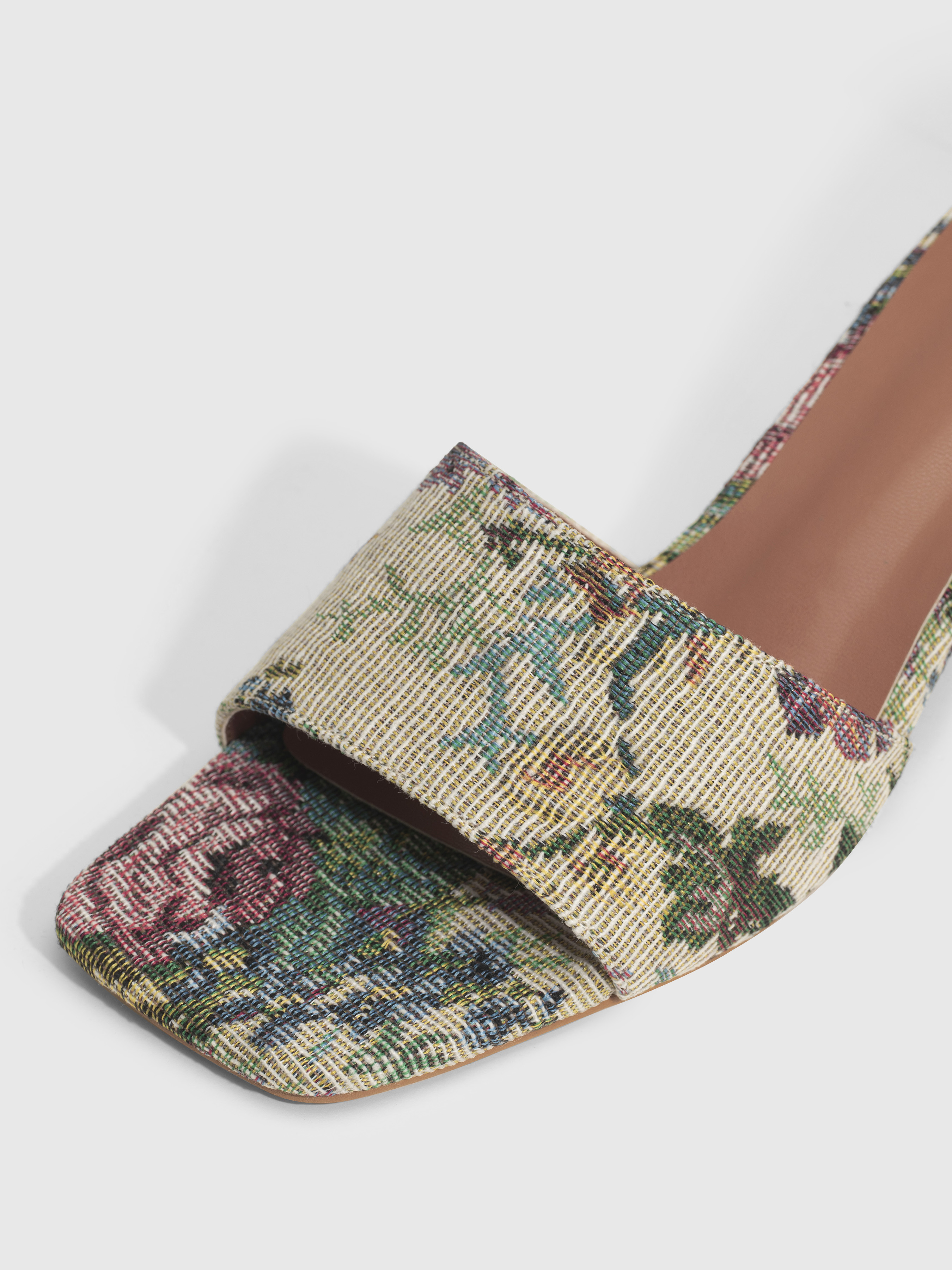 【関税＆送料込み】ChloAC Flower Heeled Sandals Shoes Chloé Heeled Flower Sandal in Black | Chloé US