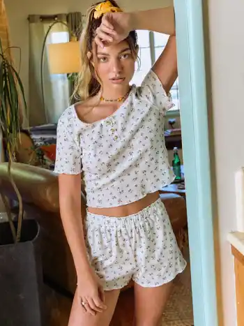 Blumiges Knopf-T-Shirt & Hochbund-Short-Pyjamaset