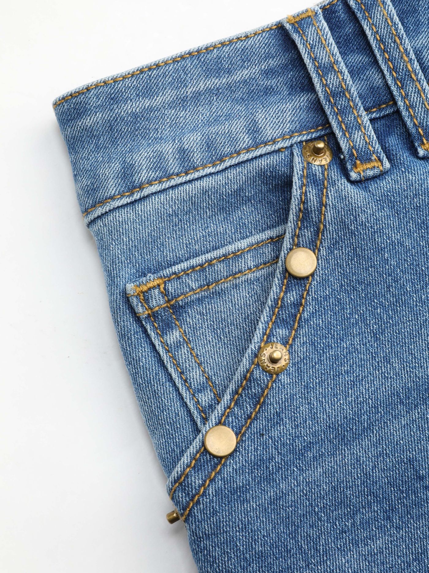 Minigonna con bottoni con orlo arrotolato in denim