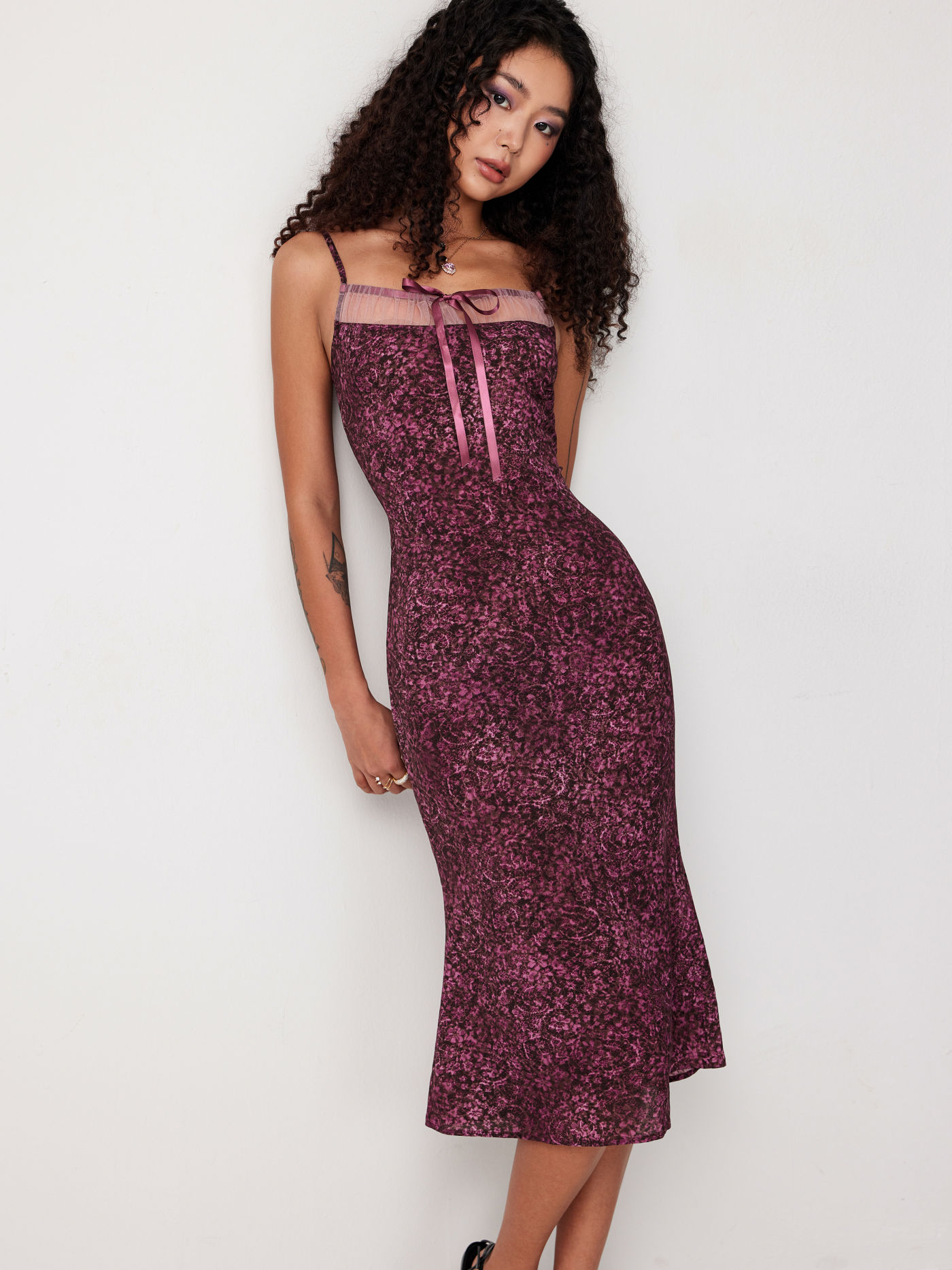 Midikleid mit quadratischem Ausschnitt und Blumenschleife