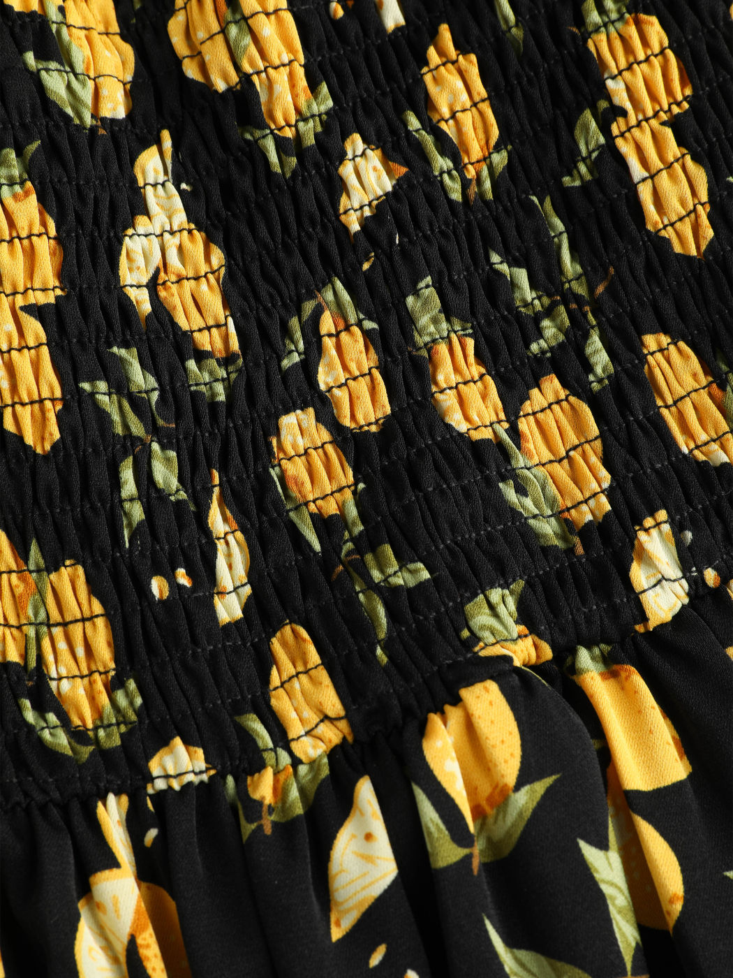 Gerafftes, geknotetes Midikleid mit Zitronenschlitz