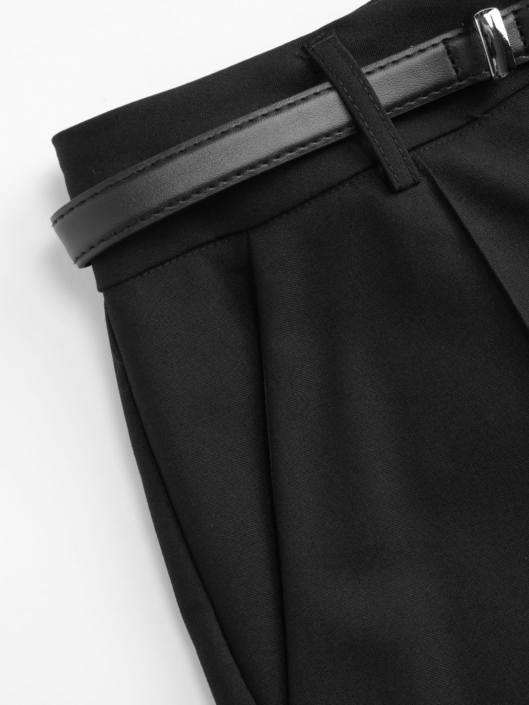 Plissee-Shorts mit Gürtel