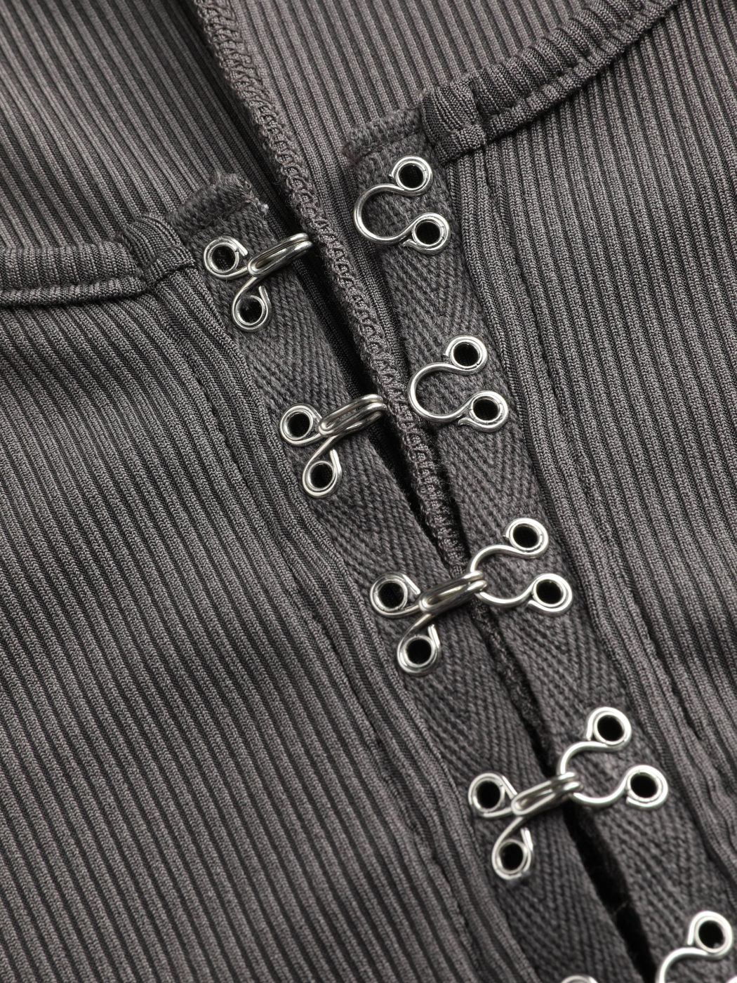 Gerippter Strampler mit Rundhalsausschnitt und Schnalle
