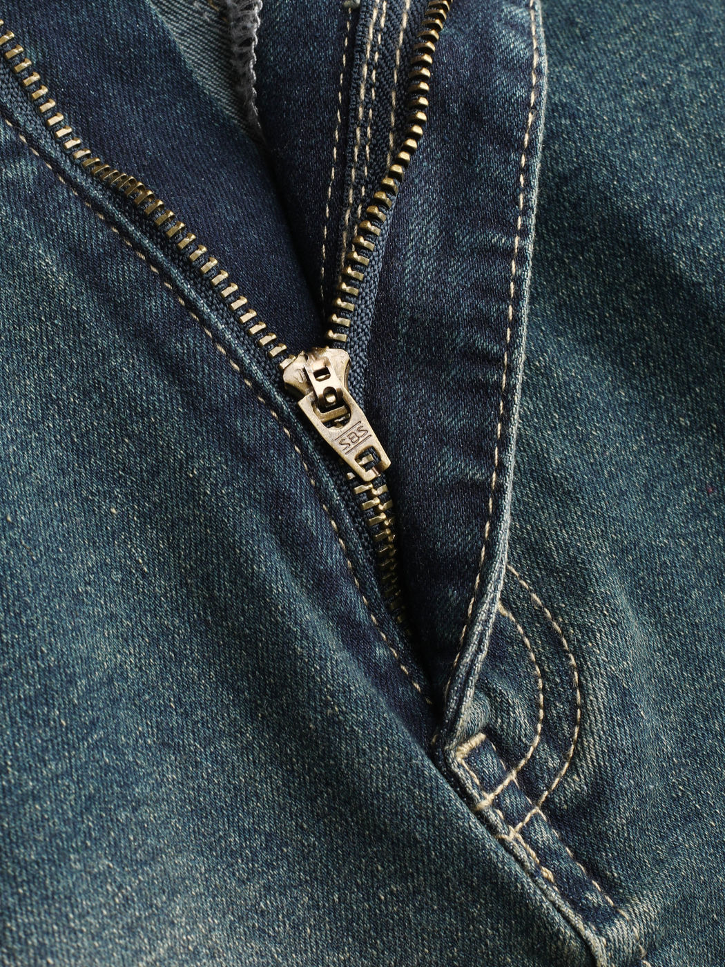 Midirock aus gewaschenem Denim mit Rüschen und Schlitz Kurve & Plus