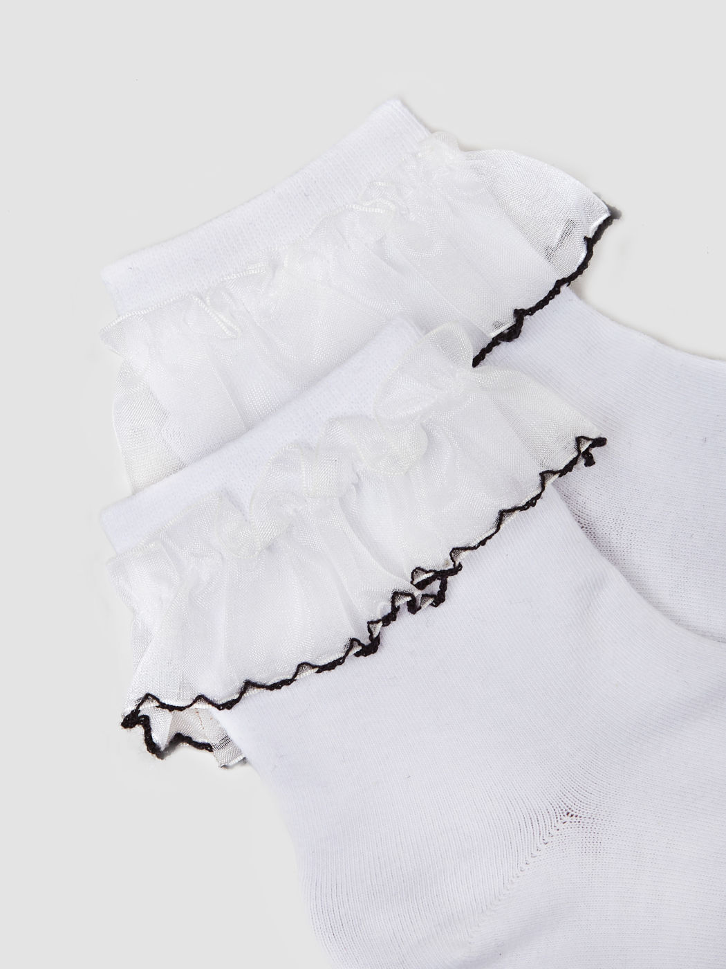 Socken mit Spitzenbesatz und kontrastierendem Besatz