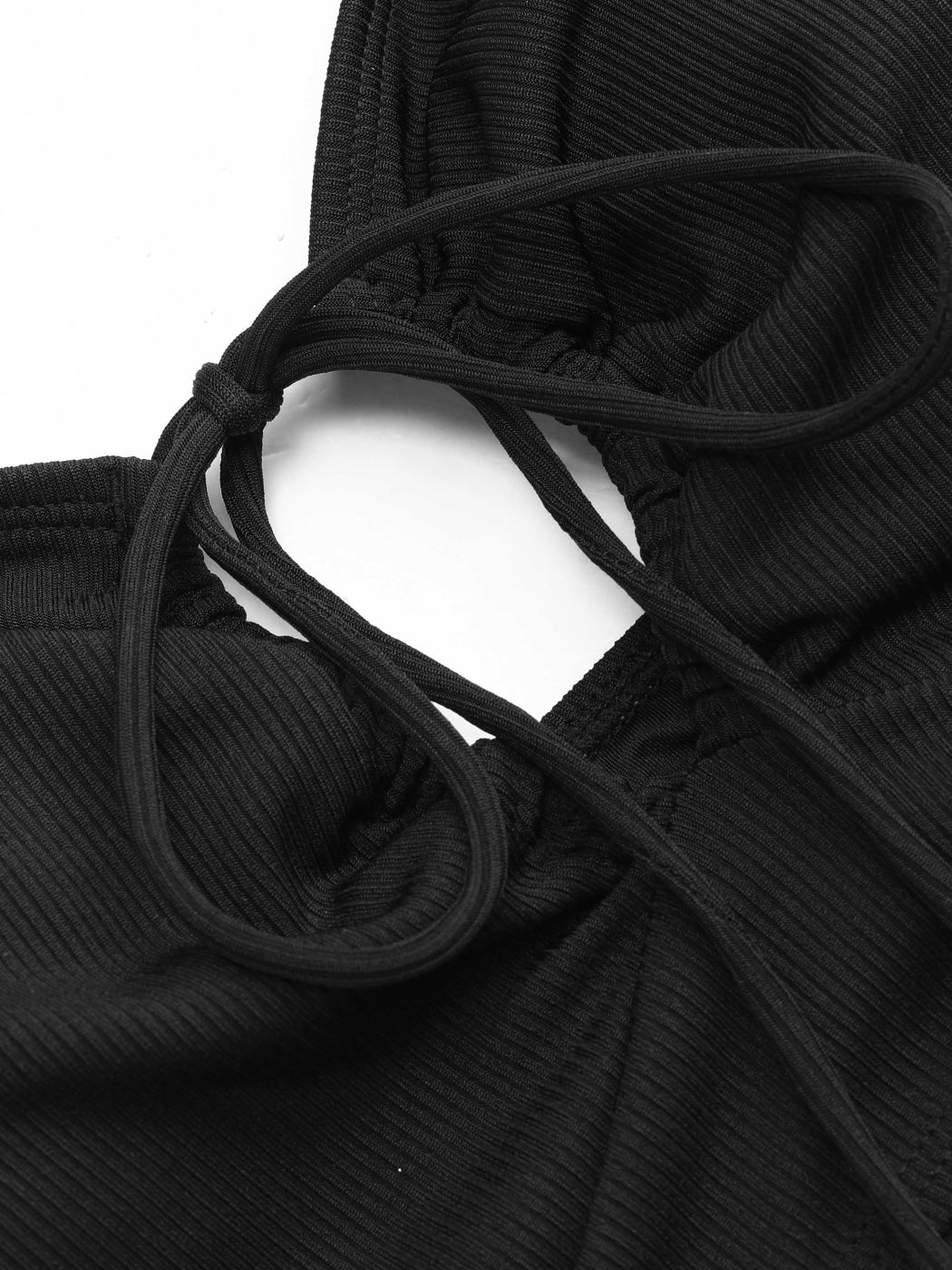 Bikinioberteil mit V-Ausschnitt und Cut-Outs, Rüschenbesatz und Schleife Kurve & Plus