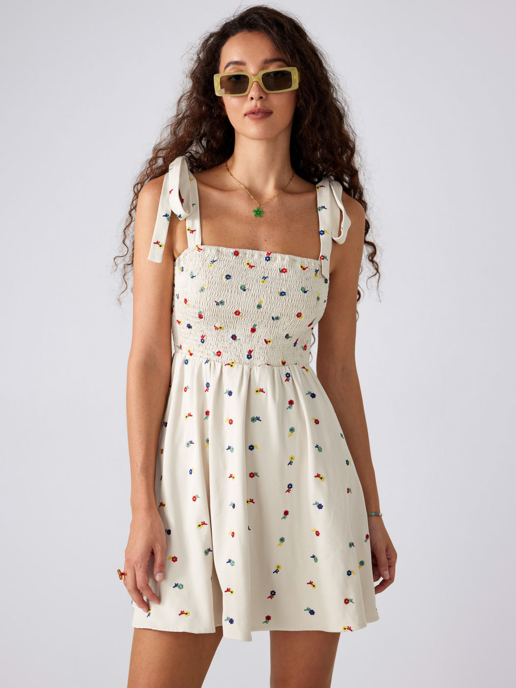 Geblümtes, gerafftes Minikleid mit Rüschensaum