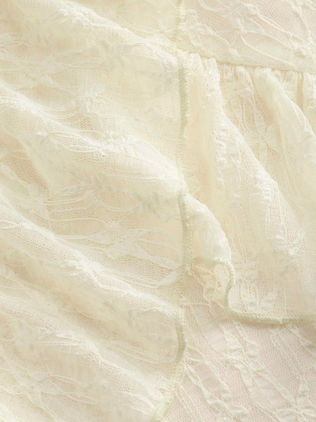 Minikleid aus Spitze mit V-Ausschnitt und Rüschensaum