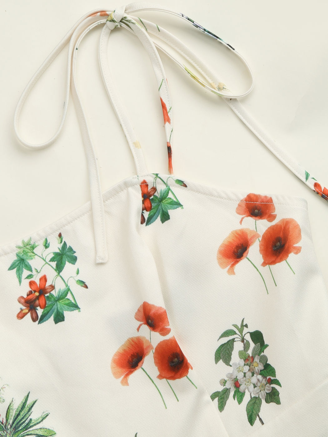 Geblümtes Minikleid mit geknoteten Rüschen